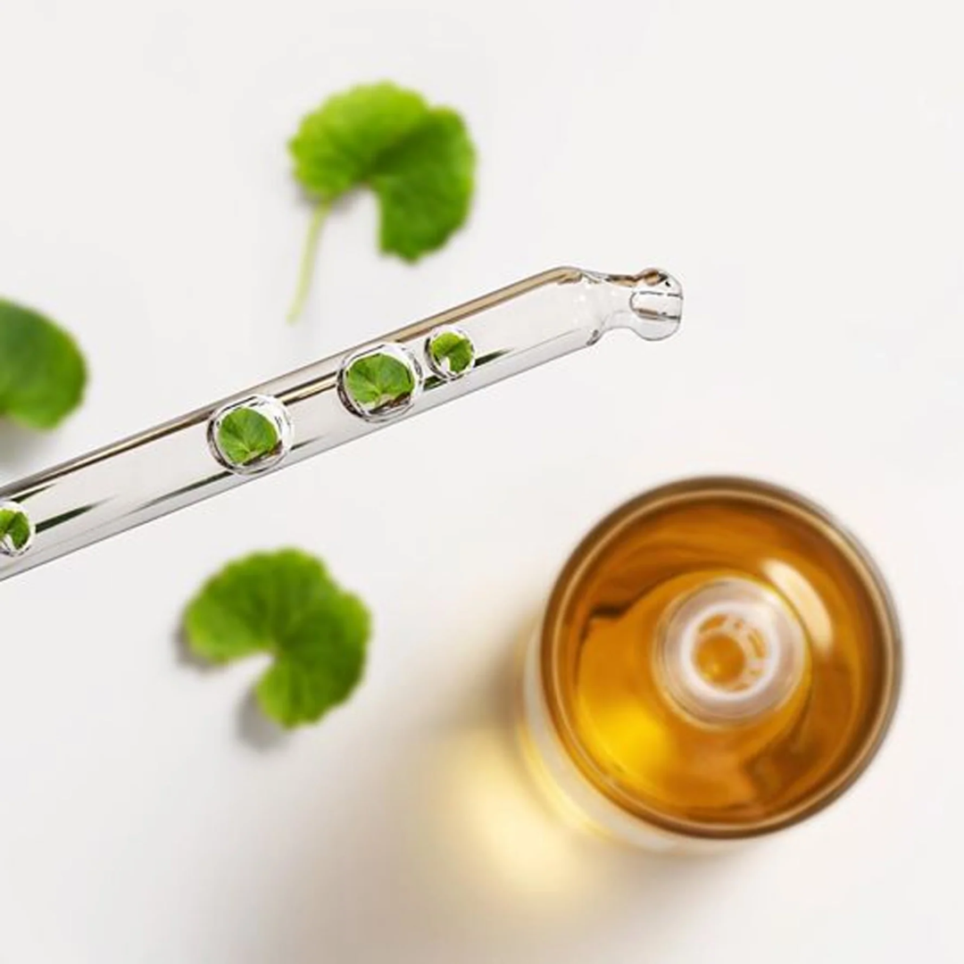 Skin1004 Madagascar Centella Ampoule for all skin types korean skincare effective product. epairs damaged skin while regulating its moisture and oil balance. Main ingredient cenetella asiatica extracts strengthen the skin’s barrier for healthier looking skin.